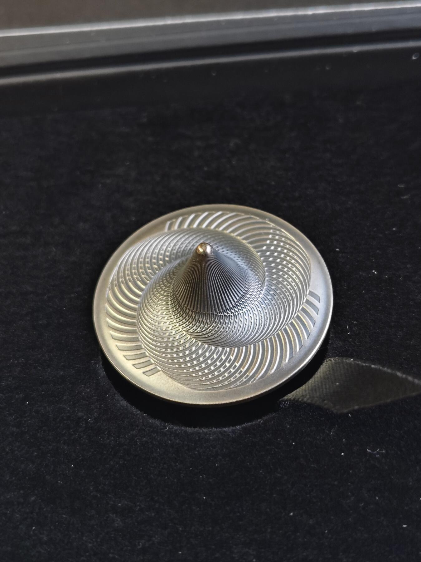 第180期拍卖【长期征集拍品】【北京币展专场】 库克2023年复制旋转陀螺1盎司3D立体仿古纪念银币，999银，发行999枚，盒子有裂痕