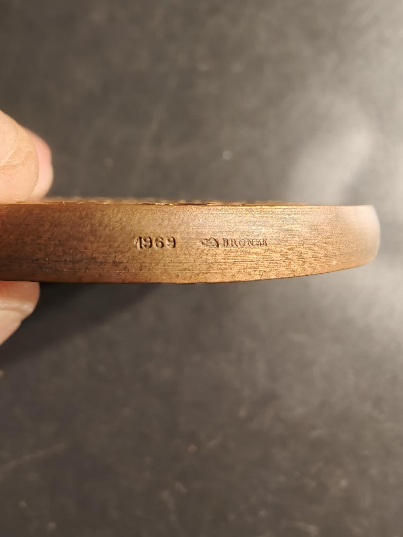 老王徽章第160期 法国巴黎赛马协会大铜章     直径68mm.    重量172.3g