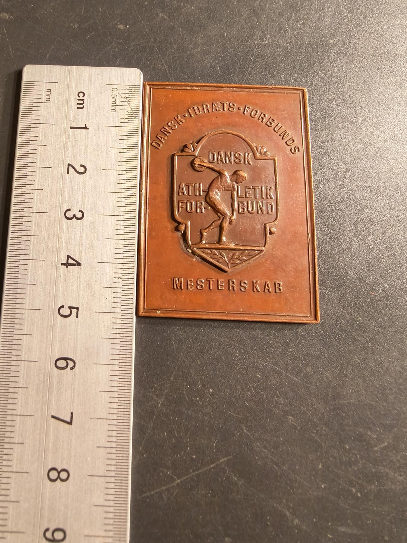 老王徽章第160期 丹麦田径联合会方形大铜章    尺寸51×36mm.    重量34.8g