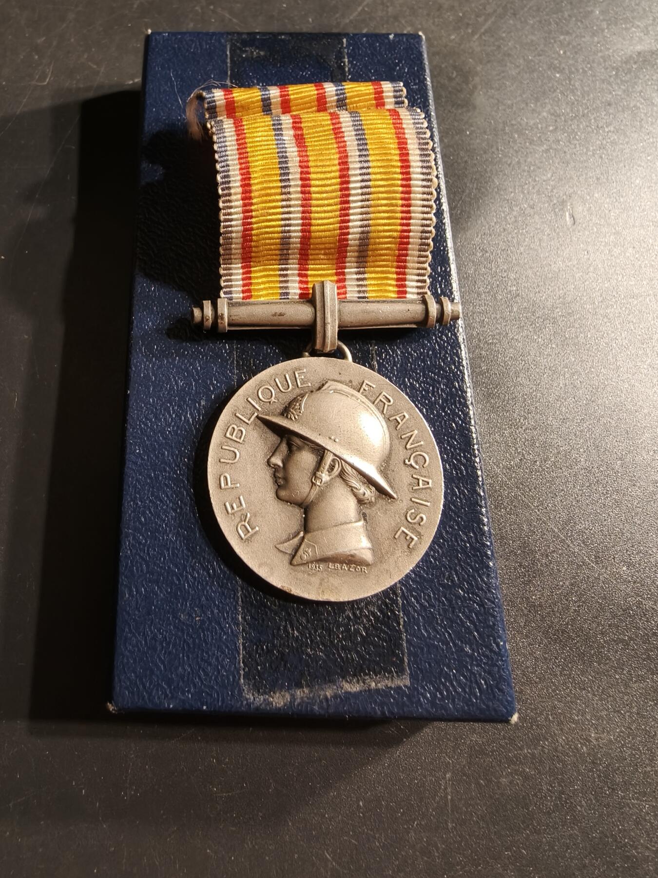 老王徽章第160期  法国银级消防员服务奖章    带纸盒     950银    14.5g