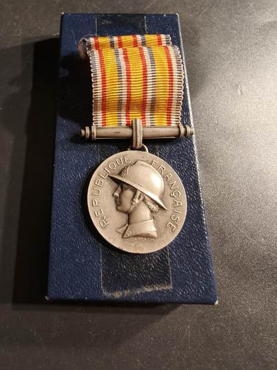 老王徽章第160期 -  法国银级消防员服务奖章    带纸盒     950银    14.5g