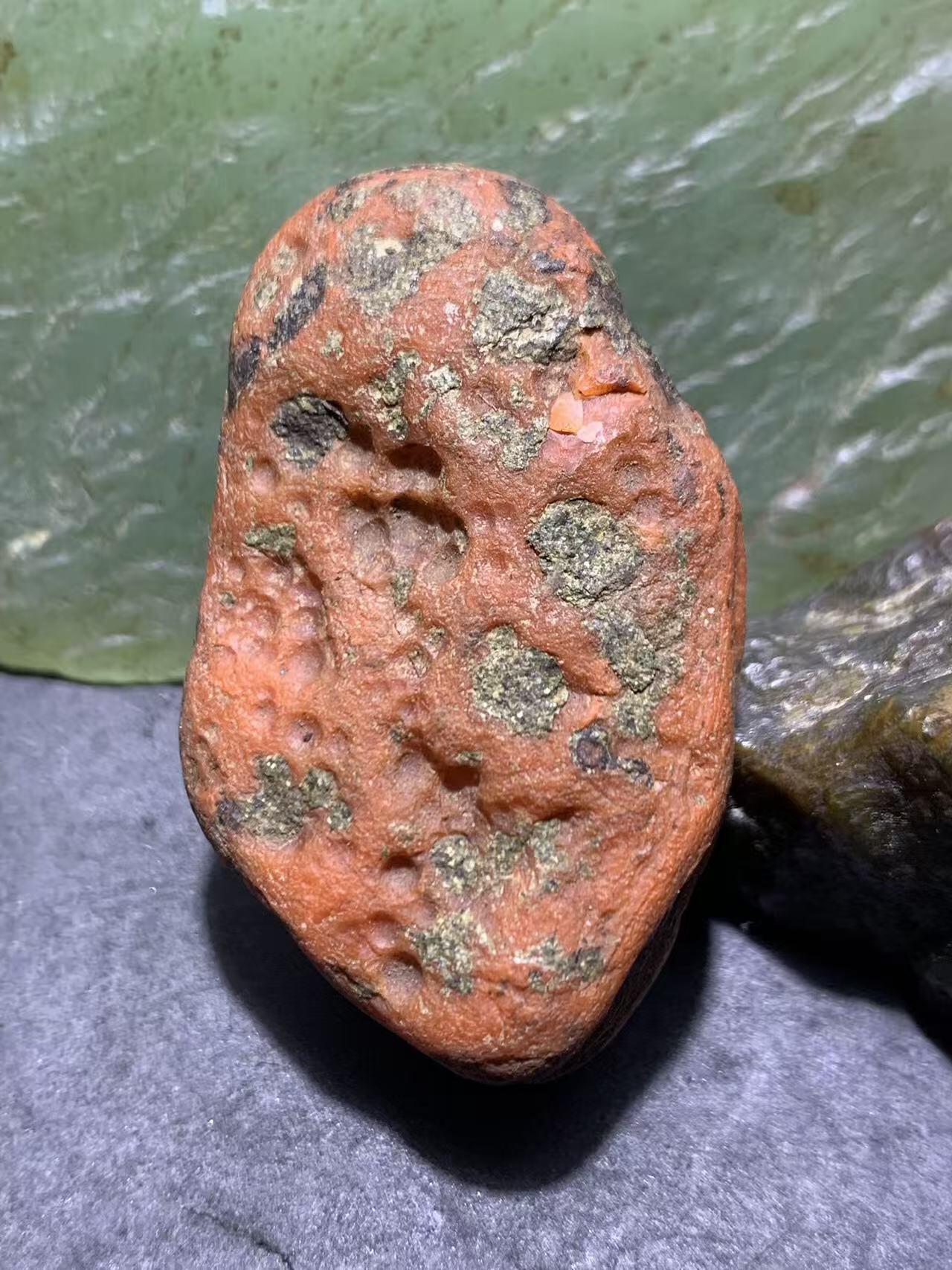 精美冰飘红皮柿子红开窗料南红玛瑙原石一颗，