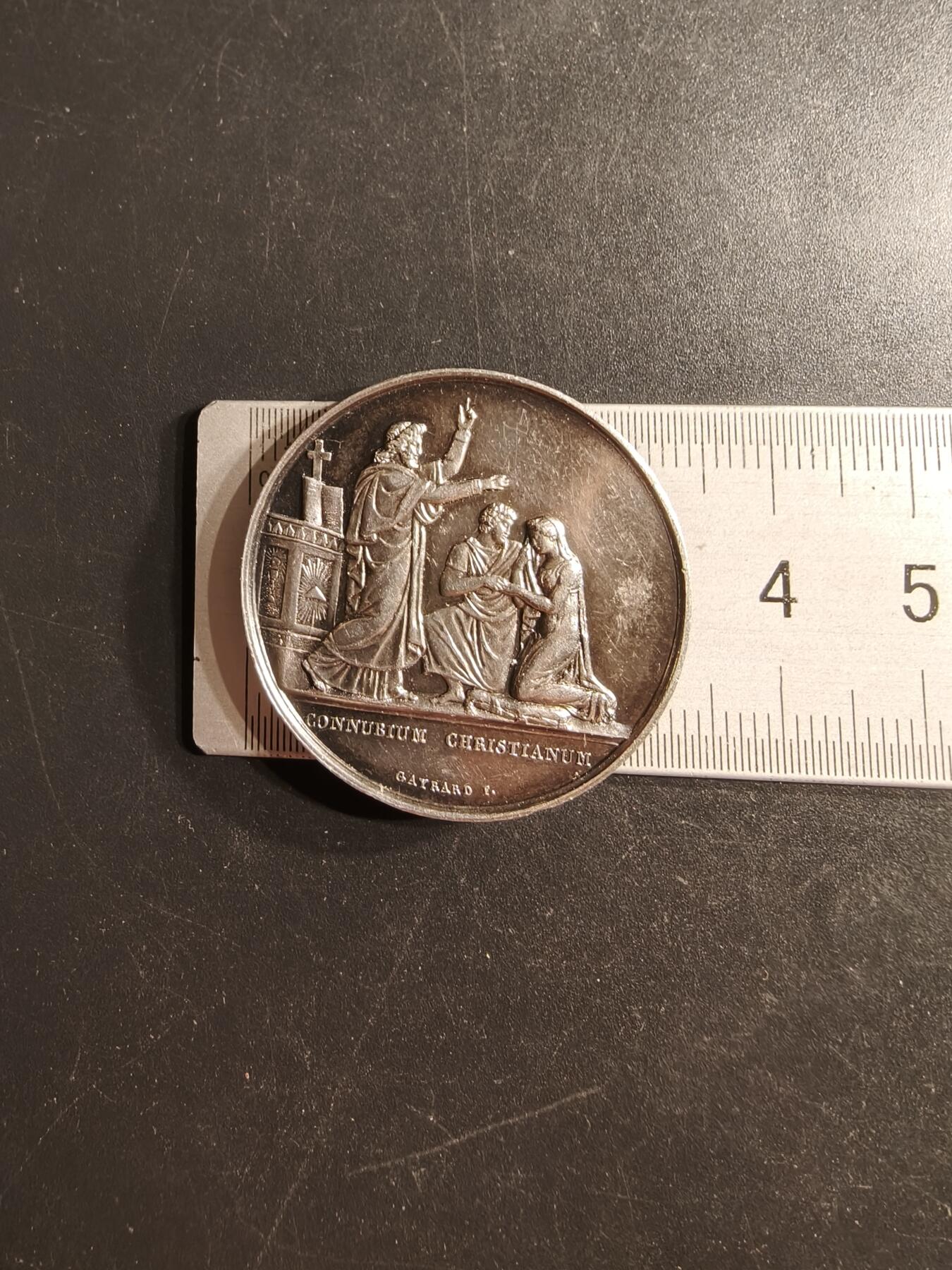 老王徽章第160期 法国婚礼纪念章    原盒     950手指银标    1850年   带背铭    直径34mm.   重量16.4g