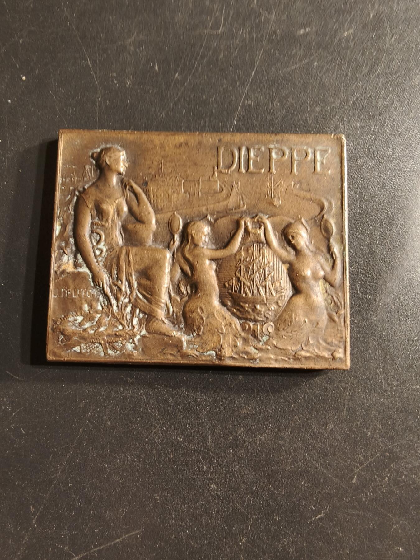 老王徽章第160期  法国德耶普市方形大铜章     尺寸47×39mm.    重量60g