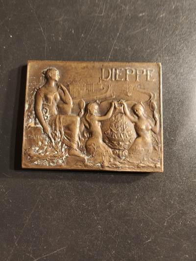 老王徽章第160期 -  法国德耶普市方形大铜章     尺寸47×39mm.    重量60g