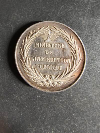 老王徽章第160期 - 法国公共教育委员会银质代章     直径35mm.   重量20g.   950银