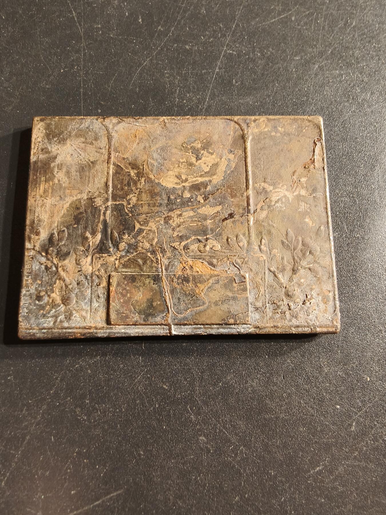 老王徽章第160期  法国鲁昂市方形大铜章     尺寸48×37mm.    重量53.8g