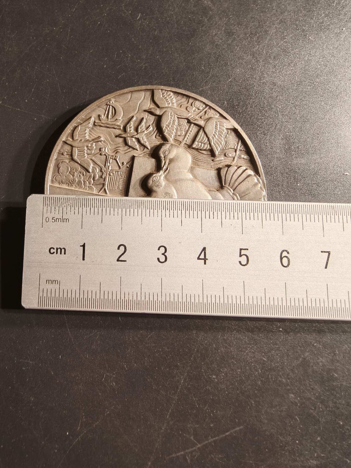 老王徽章第160期  法国“两只鸽子深情相爱”镀银大铜章     高浮雕     大师欧仁•维农作品     直径56mm.    重量105.5g