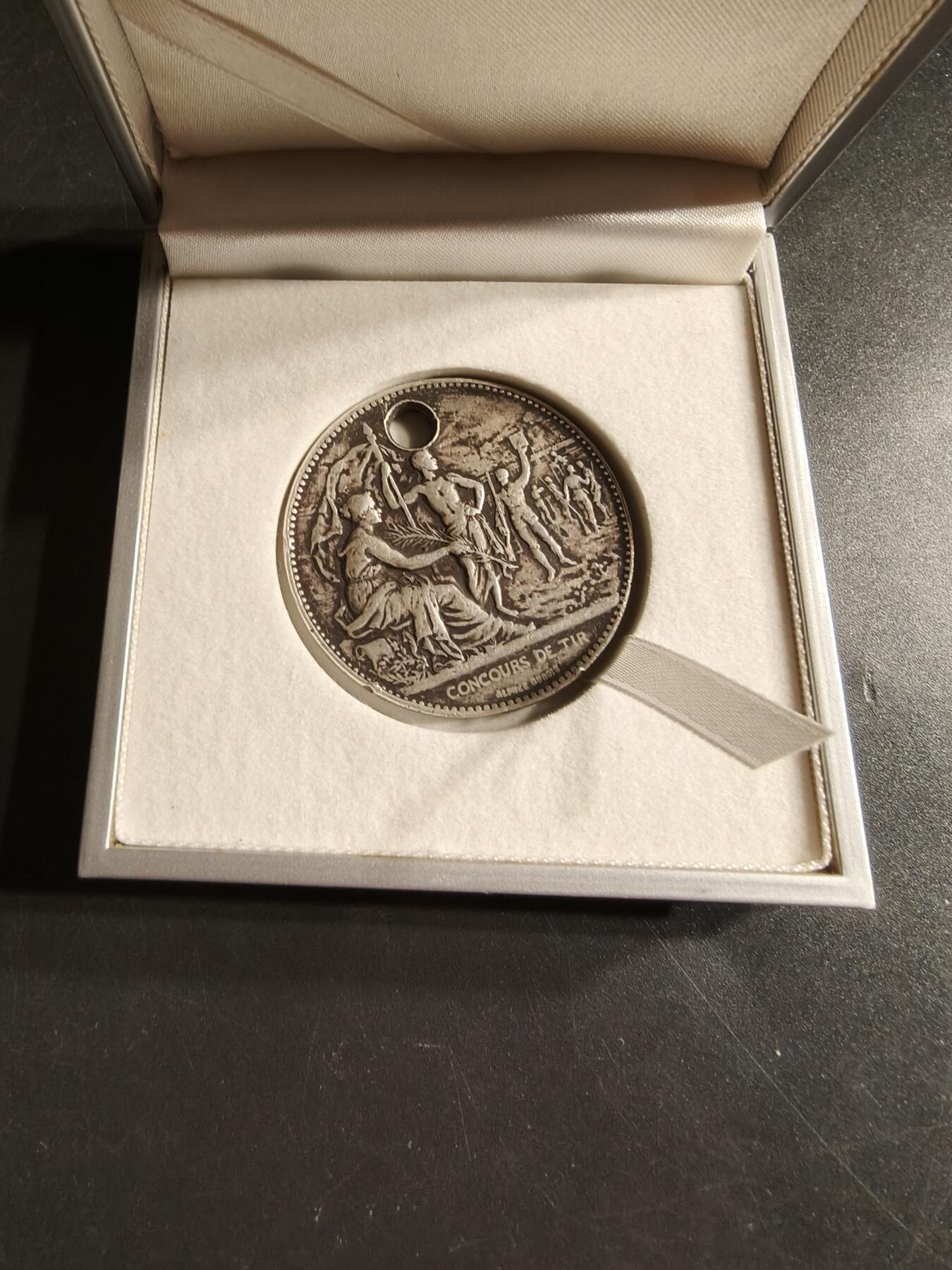 老王徽章第160期  法国圣昆汀设计协会大银章     带盒子   950银    直径41mm.   重量37.9g