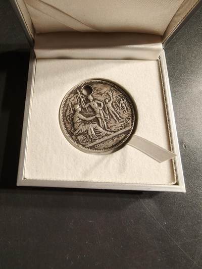 老王徽章第160期 -  法国圣昆汀设计协会大银章     带盒子   950银    直径41mm.   重量37.9g