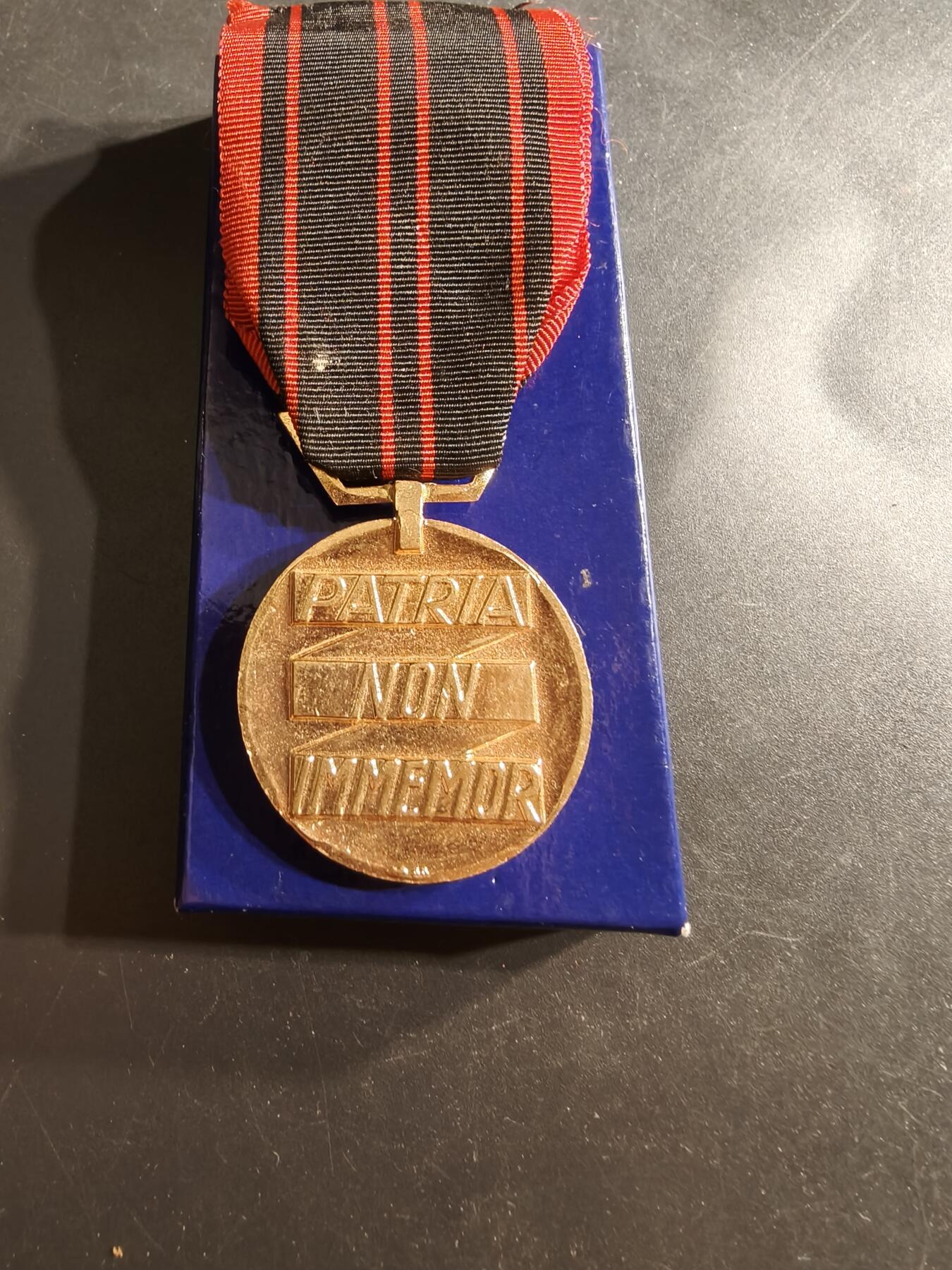 老王徽章第160期 法国金级军官级本土抵抗军纪念章     带盒子 