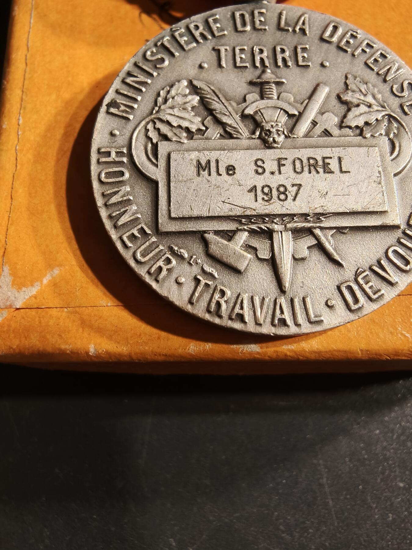 老王徽章第160期  法国国防部银级劳工奖章    带纸盒     1987年实发    925银   14.9g