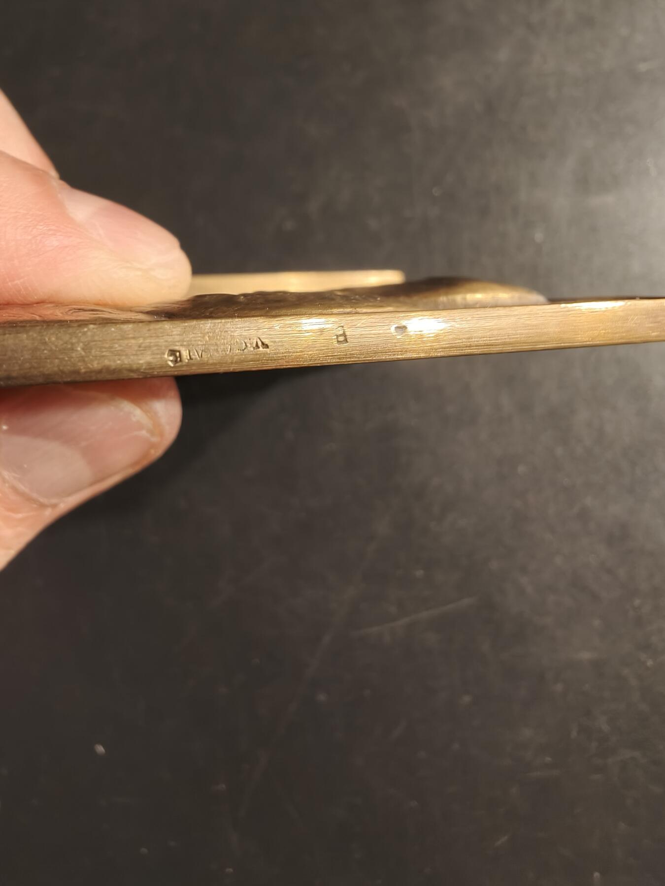 老王徽章第160期  德国“合唱”主题方形大铜章      高浮雕     尺寸：75×60mm.    重量176.9g.    德国雕塑家路德维希·施瓦布作品