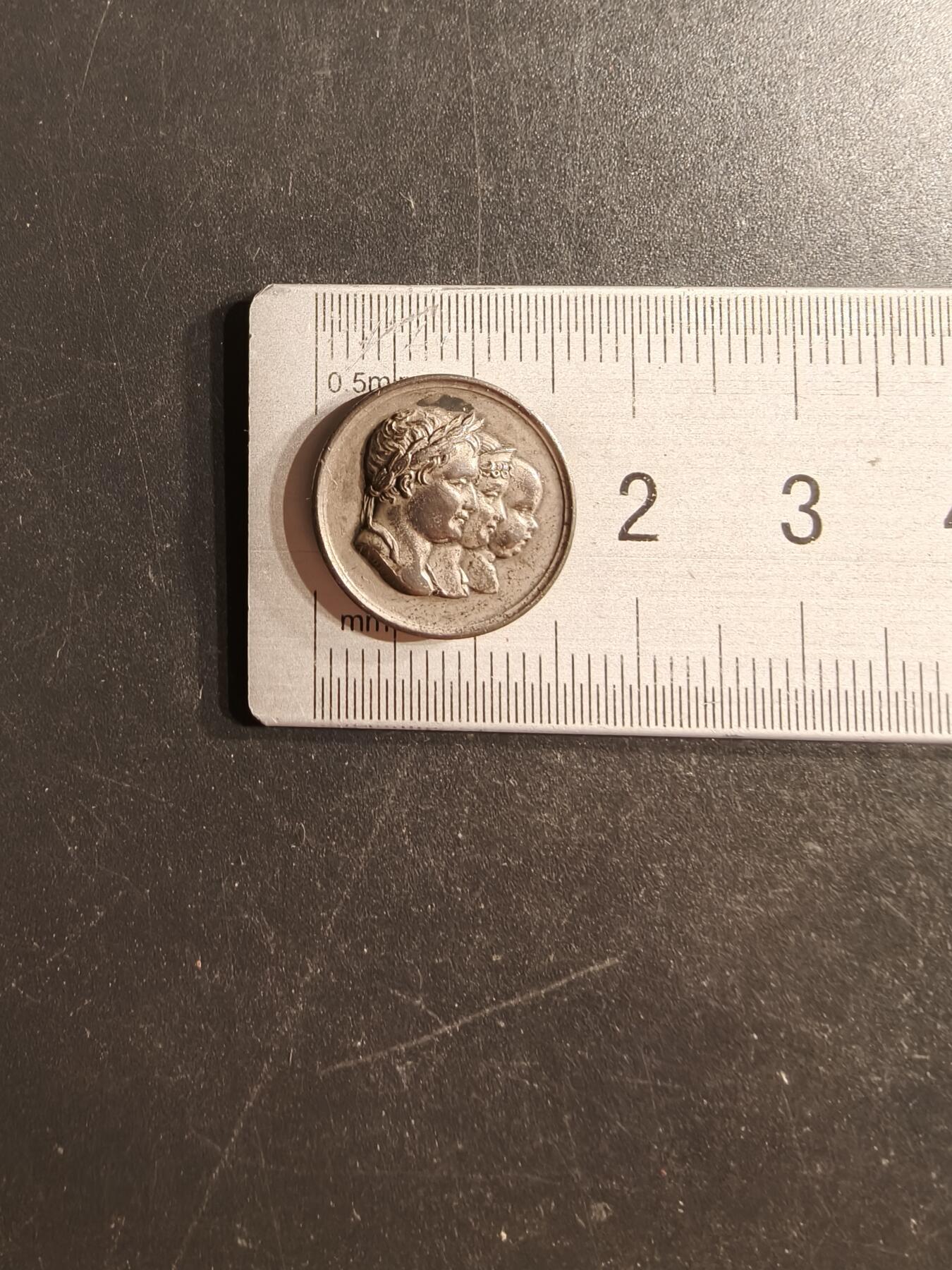 老王徽章第160期 法国拿破仑婚礼纪念章   950银    直径16mm.   重量3.1g