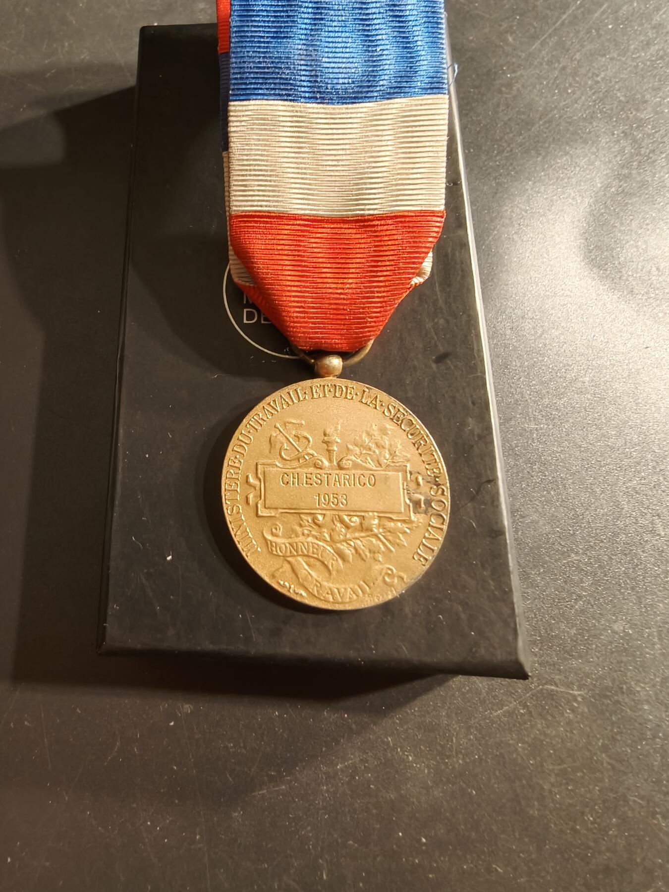 老王徽章第160期 法国金级社会安全部劳工奖章     带盒子    950银镀金     13g