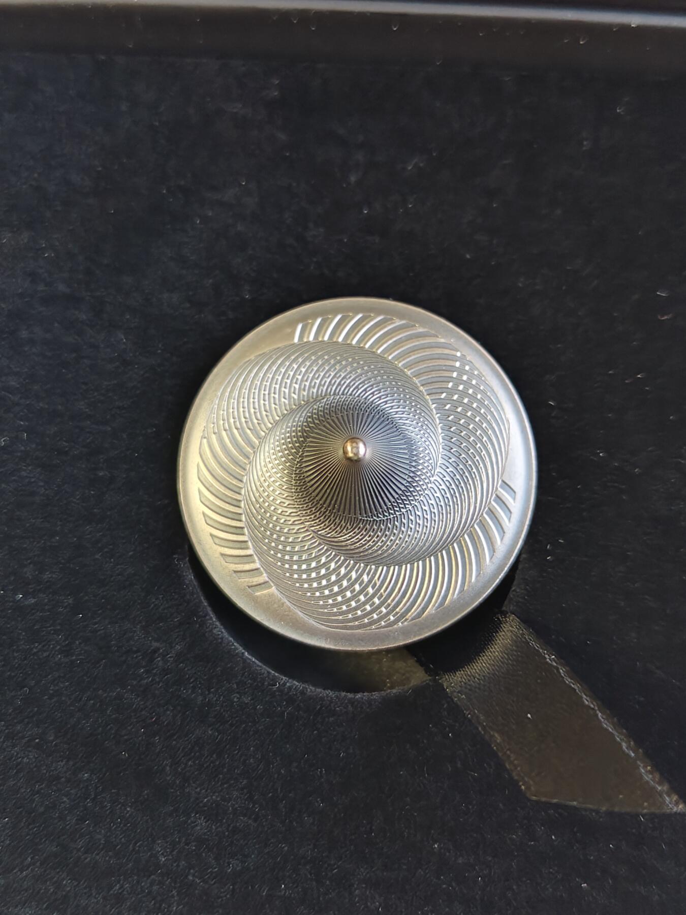 第180期拍卖【长期征集拍品】【北京币展专场】 库克2023年复制旋转陀螺1盎司3D立体仿古纪念银币，999银，发行999枚，盒子有裂痕