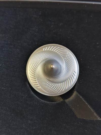 第180期拍卖【长期征集拍品】【北京币展专场】 - 库克2023年复制旋转陀螺1盎司3D立体仿古纪念银币，999银，发行999枚，盒子有裂痕
