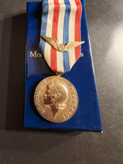 老王徽章第160期 - 法国金级国防部劳工奖章      1978年实发    925银镀金    带空军勋饰    15.2g.    带盒子 