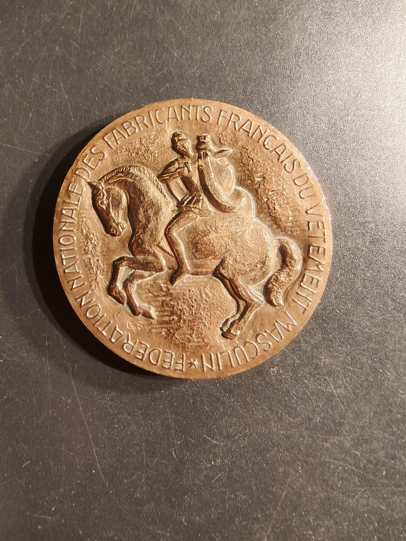 老王徽章第160期  法国男性服装制造商全国联合会大铜章     直径50mm.    重量65.6g