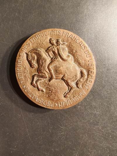 老王徽章第160期 -  法国男性服装制造商全国联合会大铜章     直径50mm.    重量65.6g