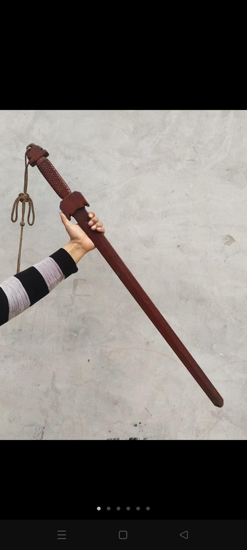 大几十年的镇宅宝剑，长102.5厘米，木质好，造型好，完整无损，保老保真。