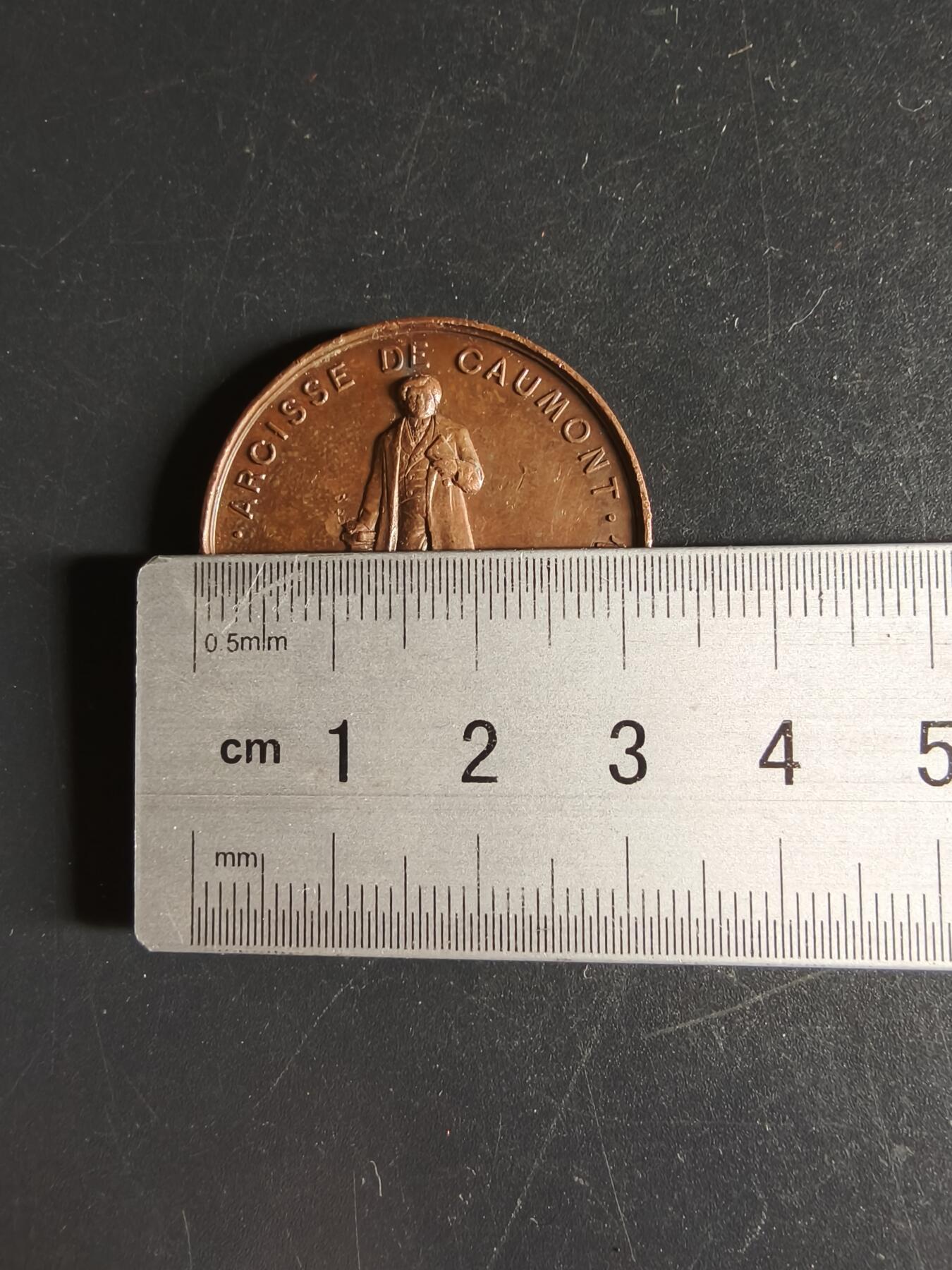 老王徽章第160期 法国1887年苏瓦松和拉昂考古大会大铜章     直径32mm.    重量15.2g