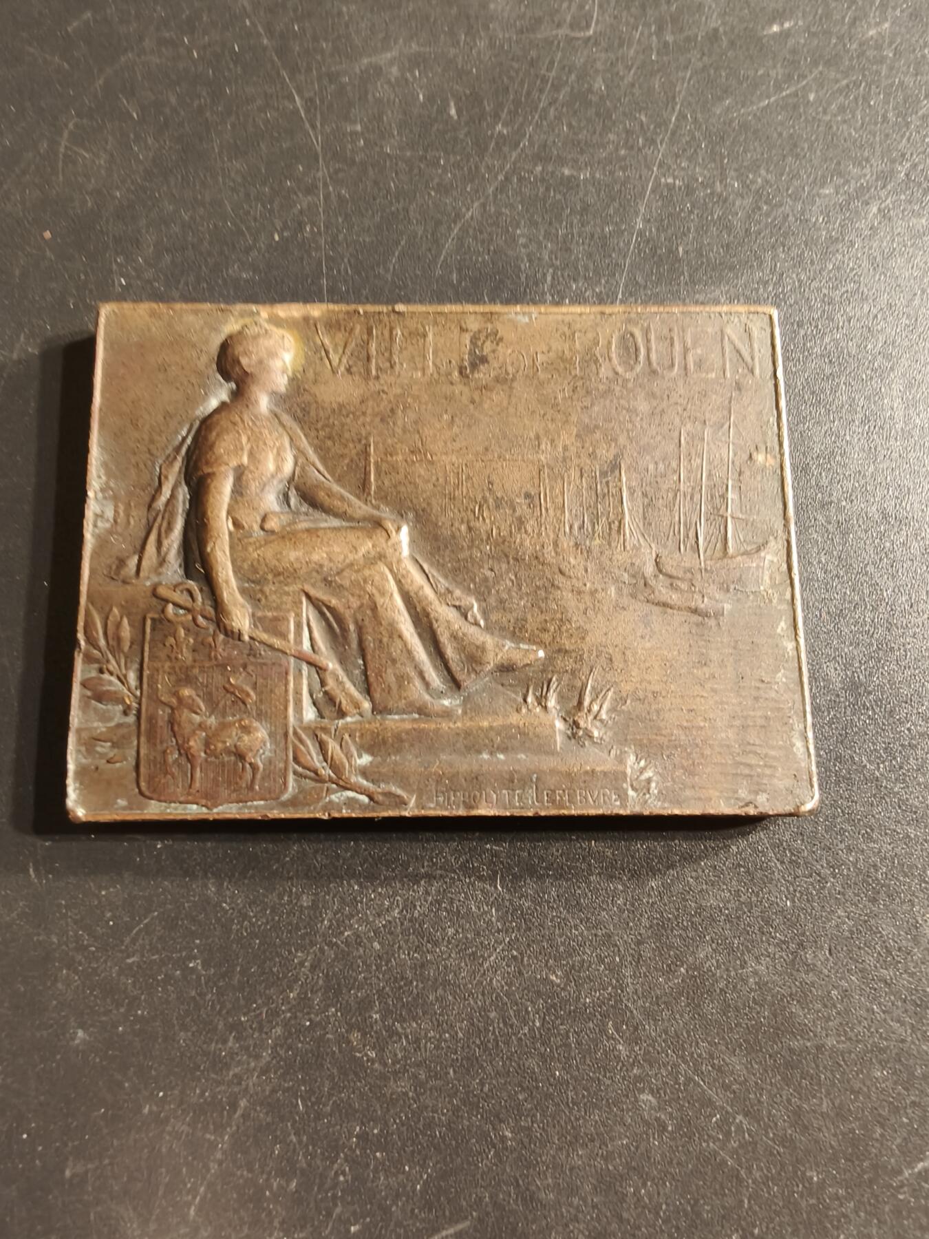 老王徽章第160期  法国鲁昂市方形大铜章     尺寸48×37mm.    重量53.8g