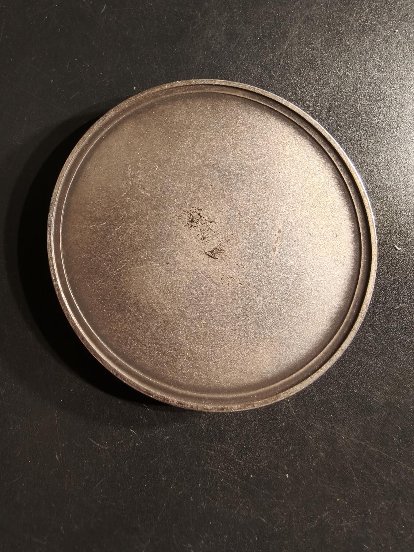 老王徽章第160期  法国“两只鸽子深情相爱”镀银大铜章     高浮雕     大师欧仁•维农作品     直径56mm.    重量105.5g