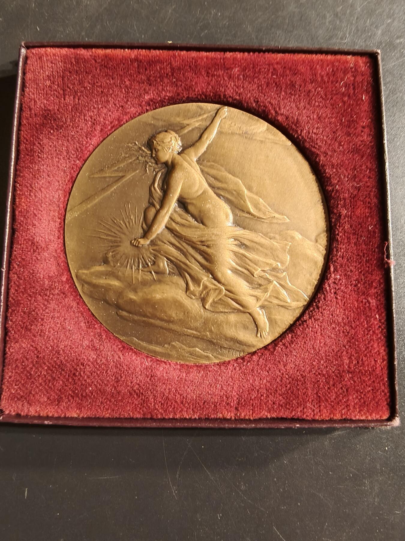 老王徽章第160期  法国电力建筑总工会大铜章     原盒     大师皮列作品     直径68mm.    重量120.6g