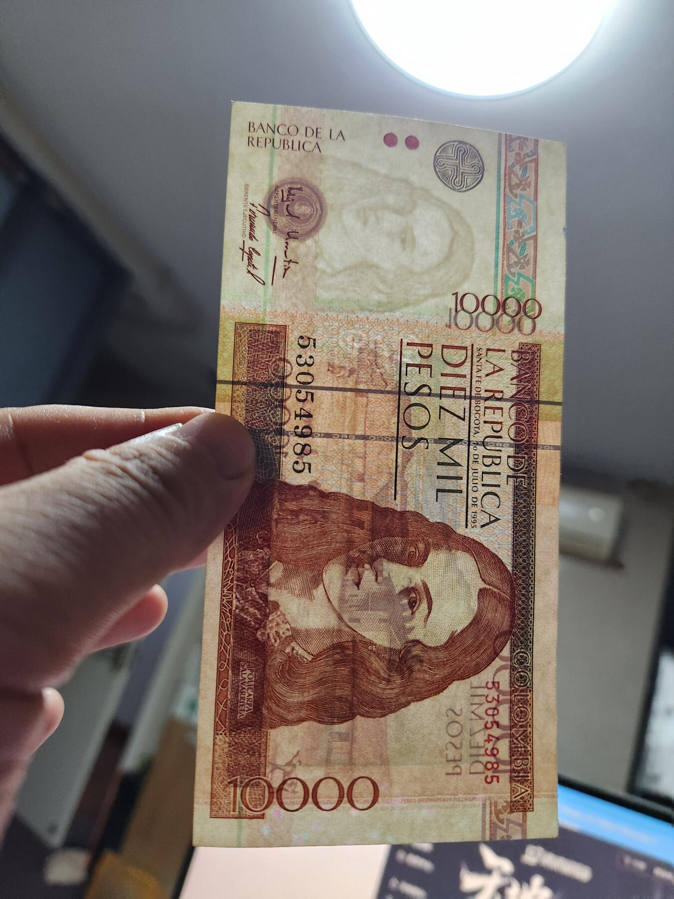 11月1号晚上8点 外国纸币自动截拍第50场 哥伦比亚1995年10000比索初版纸币 近新