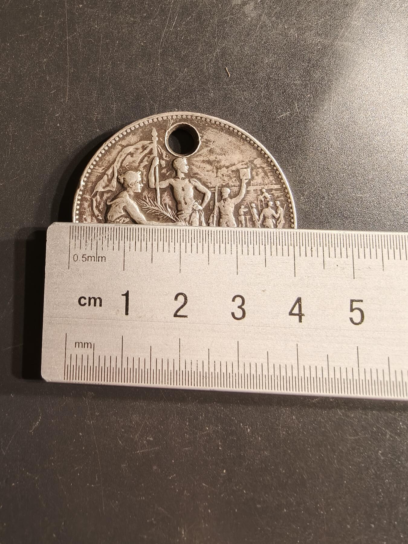 老王徽章第160期  法国圣昆汀设计协会大银章     带盒子   950银    直径41mm.   重量37.9g