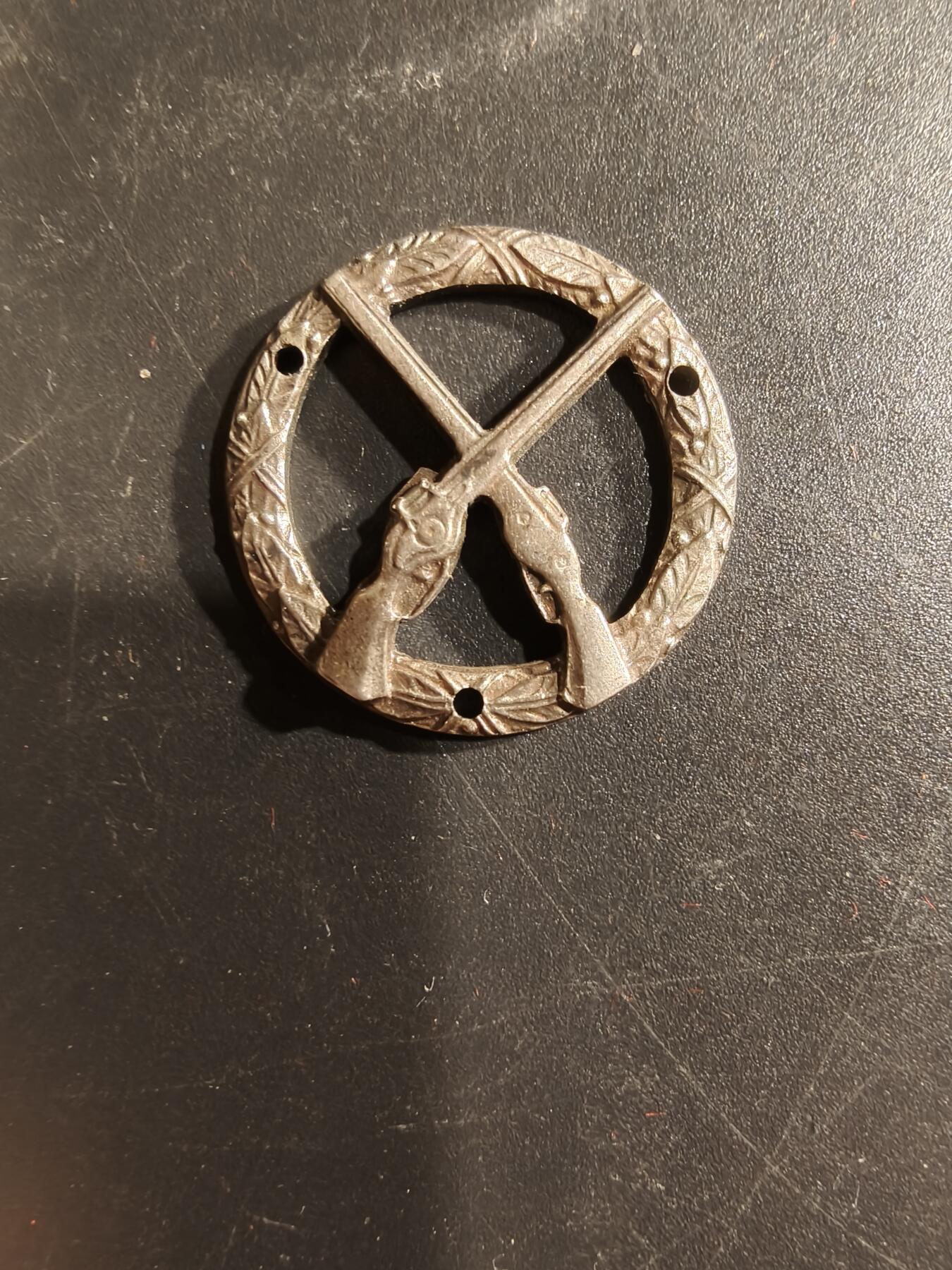 老王徽章第160期 丹麦步枪射击证章     830银    23mm.    3.4g.    适合贴打火机