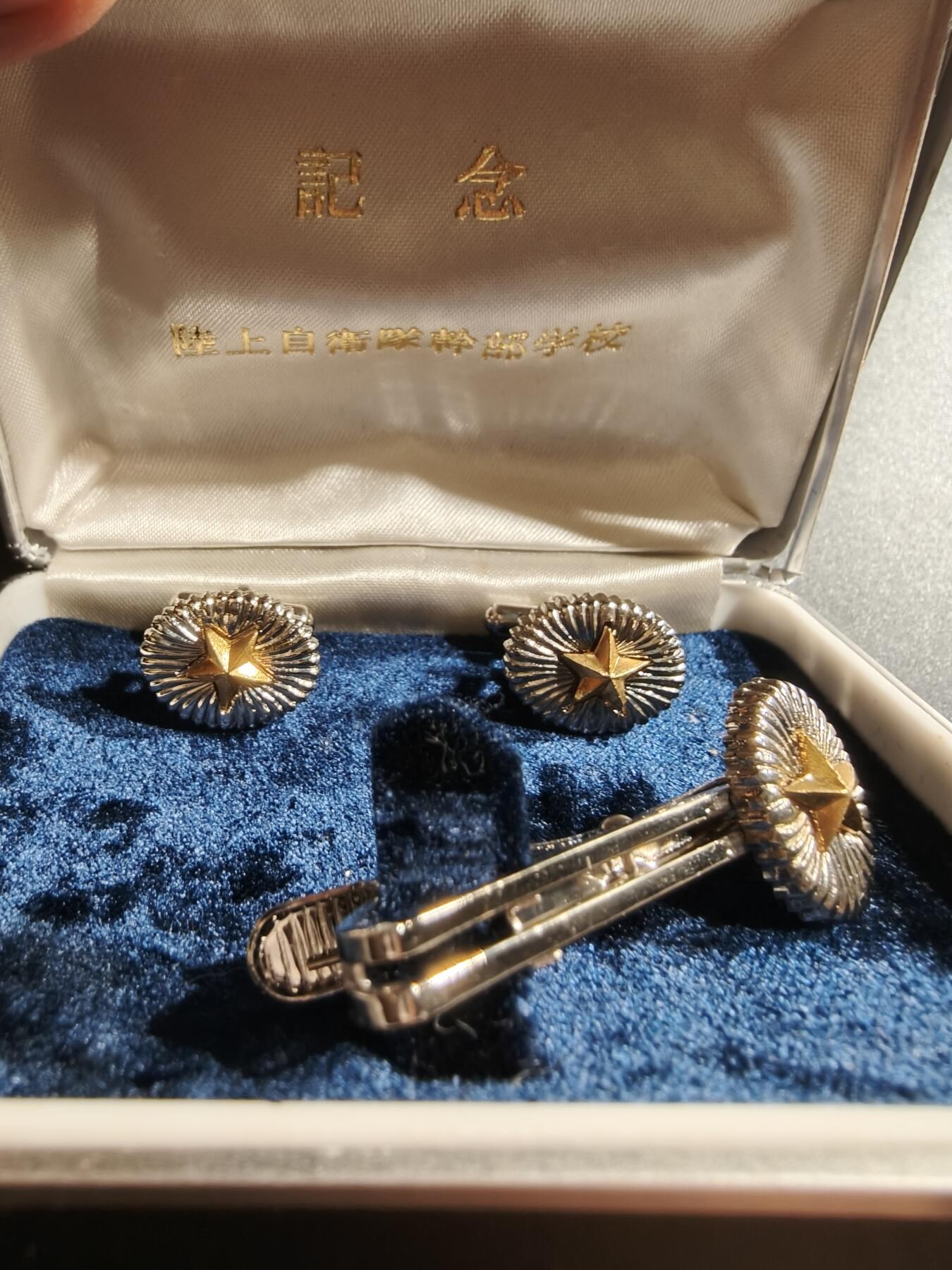 老王徽章第160期 小日子路自干部学校纪念袖扣和领带夹一组    原盒