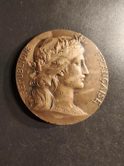 老王徽章第160期 -  法国市长协会成立50周年大铜章      花环玛丽安娜     大师丹尼尔杜普伊作品     直径50mm.    重量58.2g