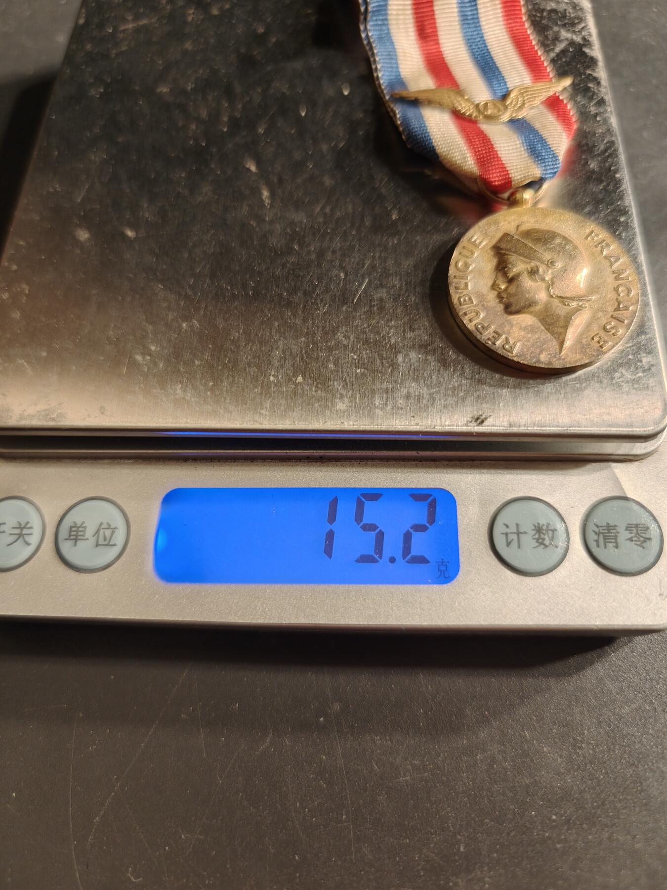 老王徽章第160期 法国金级国防部劳工奖章      1978年实发    925银镀金    带空军勋饰    15.2g.    带盒子 