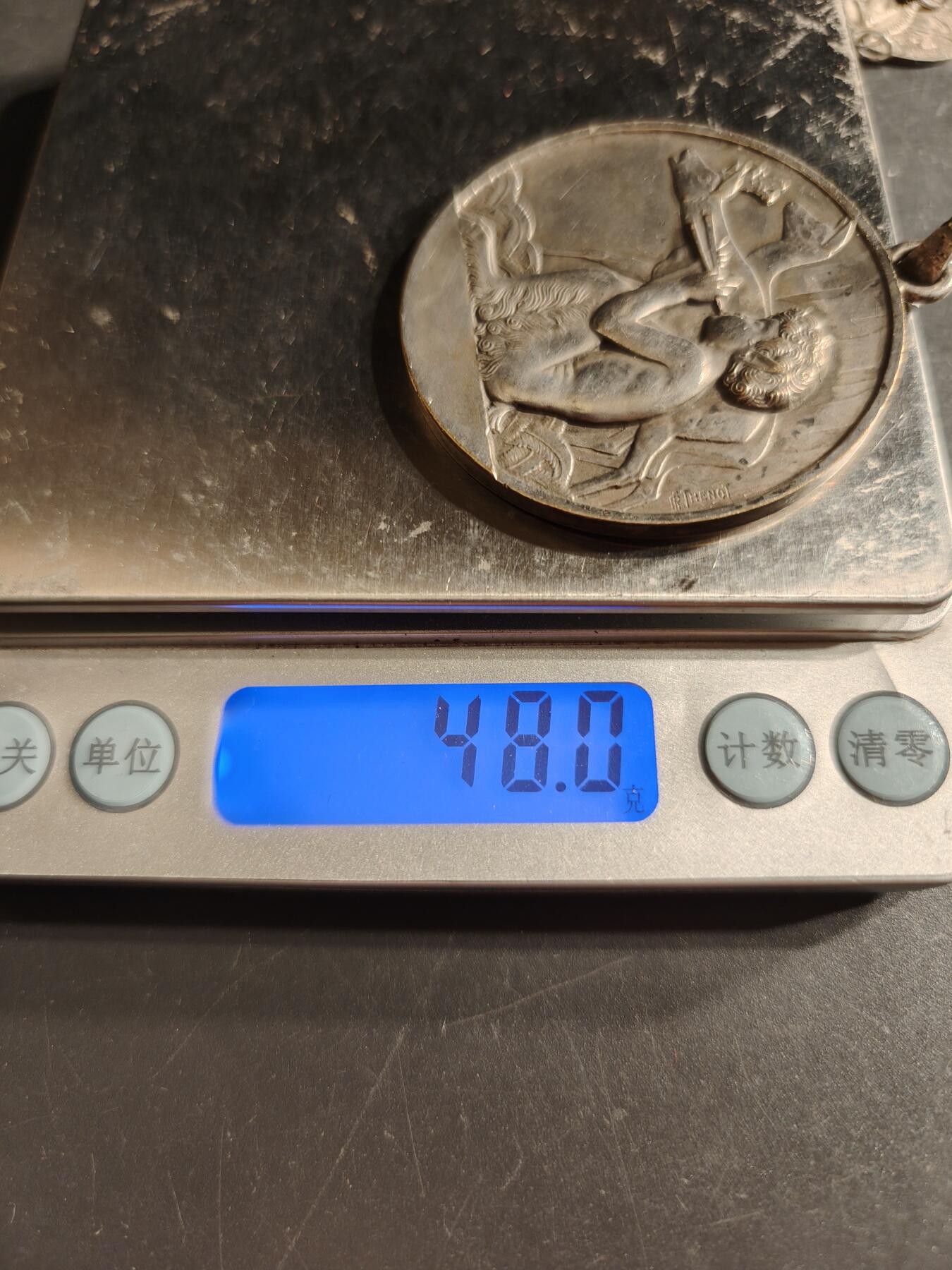 老王徽章第160期  法国牧童吹笛镀银大尺寸铜奖章     直径50mm.    重量48g