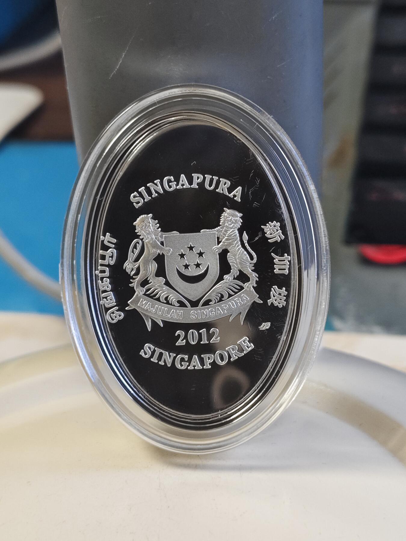 第180期拍卖【长期征集拍品】【北京币展专场】 新加坡2012年大熊猫凯凯和嘉嘉椭圆形彩色精制银币，999银，31.1克，发行10000枚