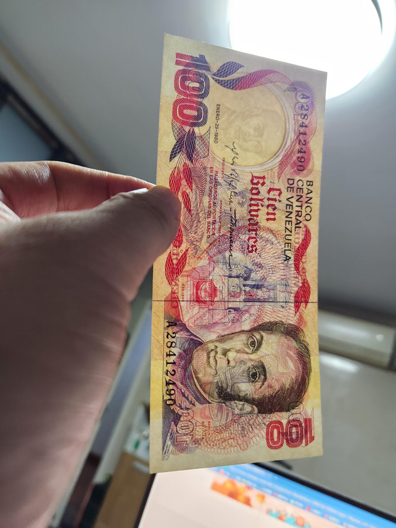 11月1号晚上8点 外国纸币自动截拍第50场 委内瑞拉100玻利瓦尔 纸币 A冠 纪念钞 1980年 几乎全新 票面有几个伤痕 