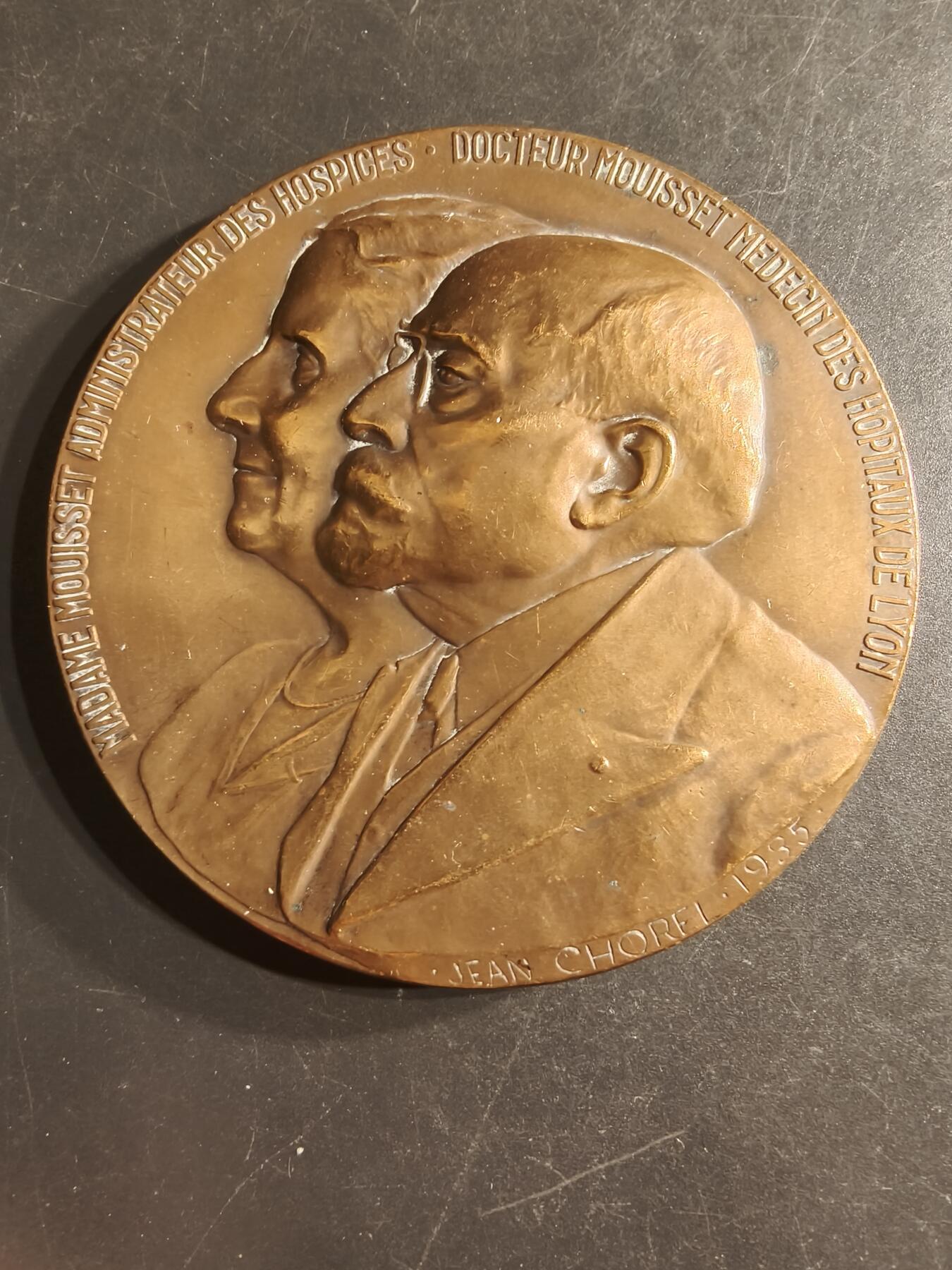 老王徽章第160期 法国里昂医院穆塞特医生大铜章      高浮雕      背面拉丁文意为“阳光照耀着孩子们和花朵”       直径78mm.    重量246.7g