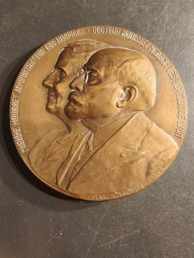 老王徽章第160期 - 法国里昂医院穆塞特医生大铜章      高浮雕      背面拉丁文意为“阳光照耀着孩子们和花朵”       直径78mm.    重量246.7g
