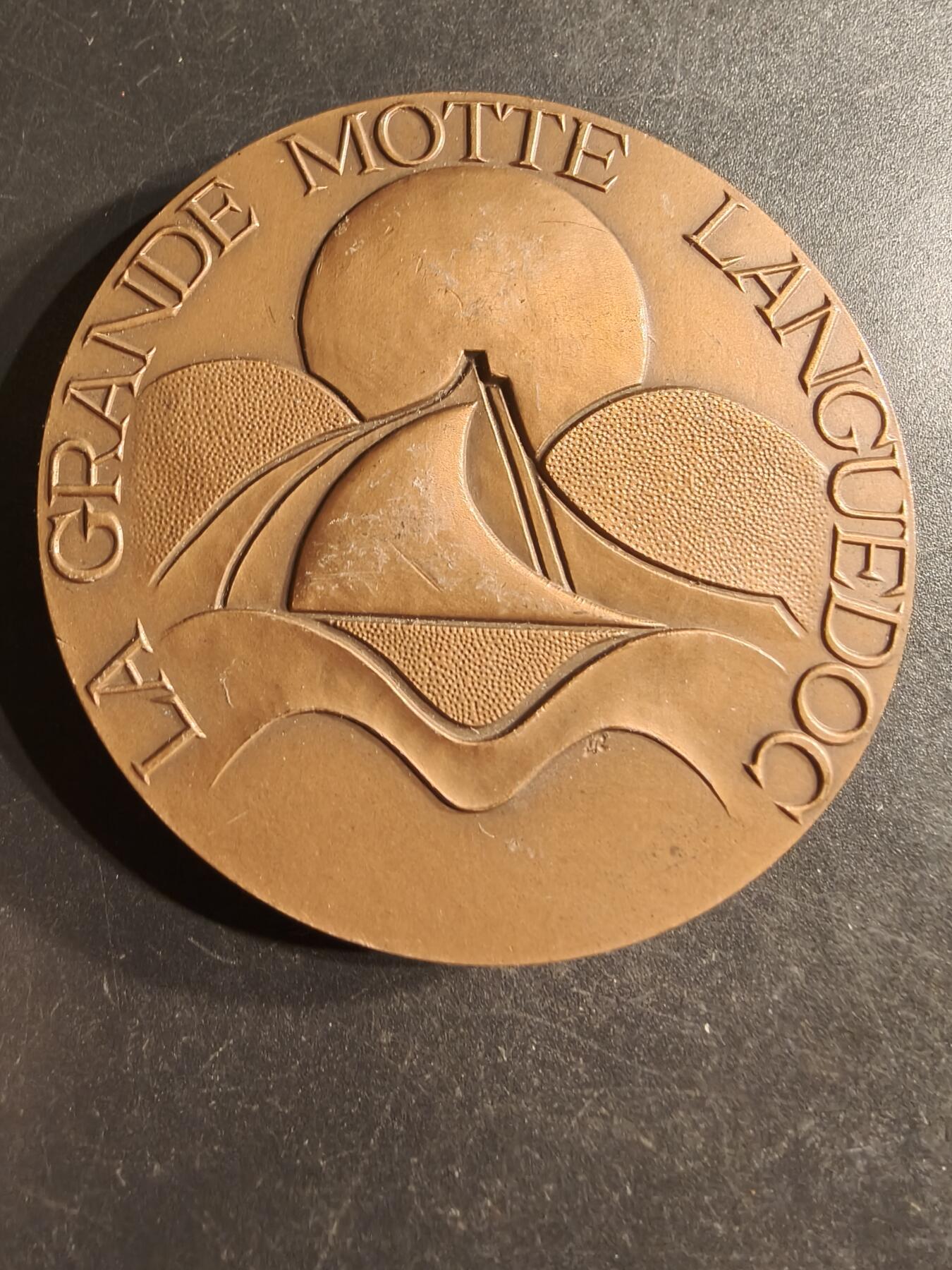 老王徽章第160期 法国朗格多克市大铜章     直径57mm.    重量121.11g