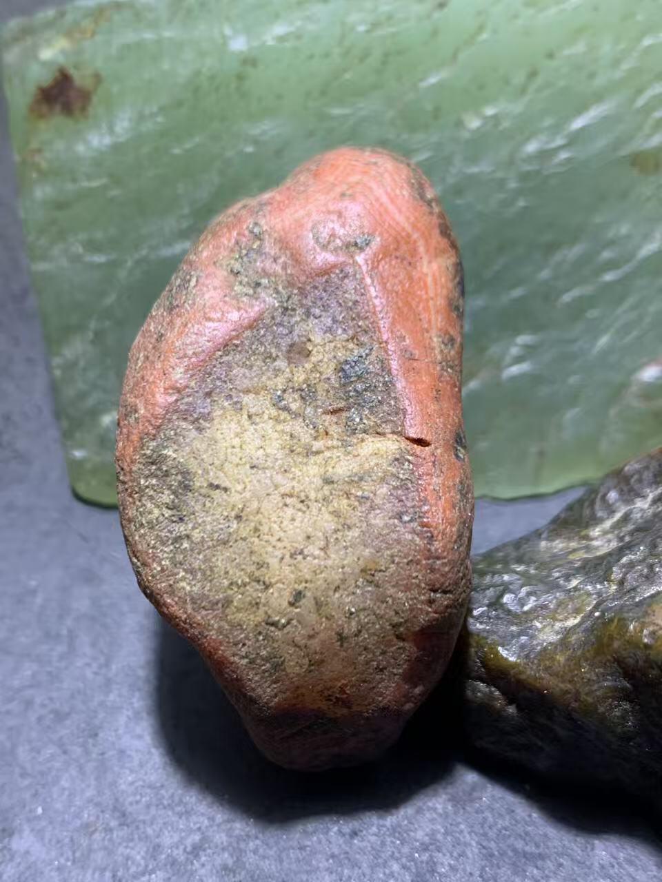 精美冰飘红皮柿子红开窗料南红玛瑙原石一颗，