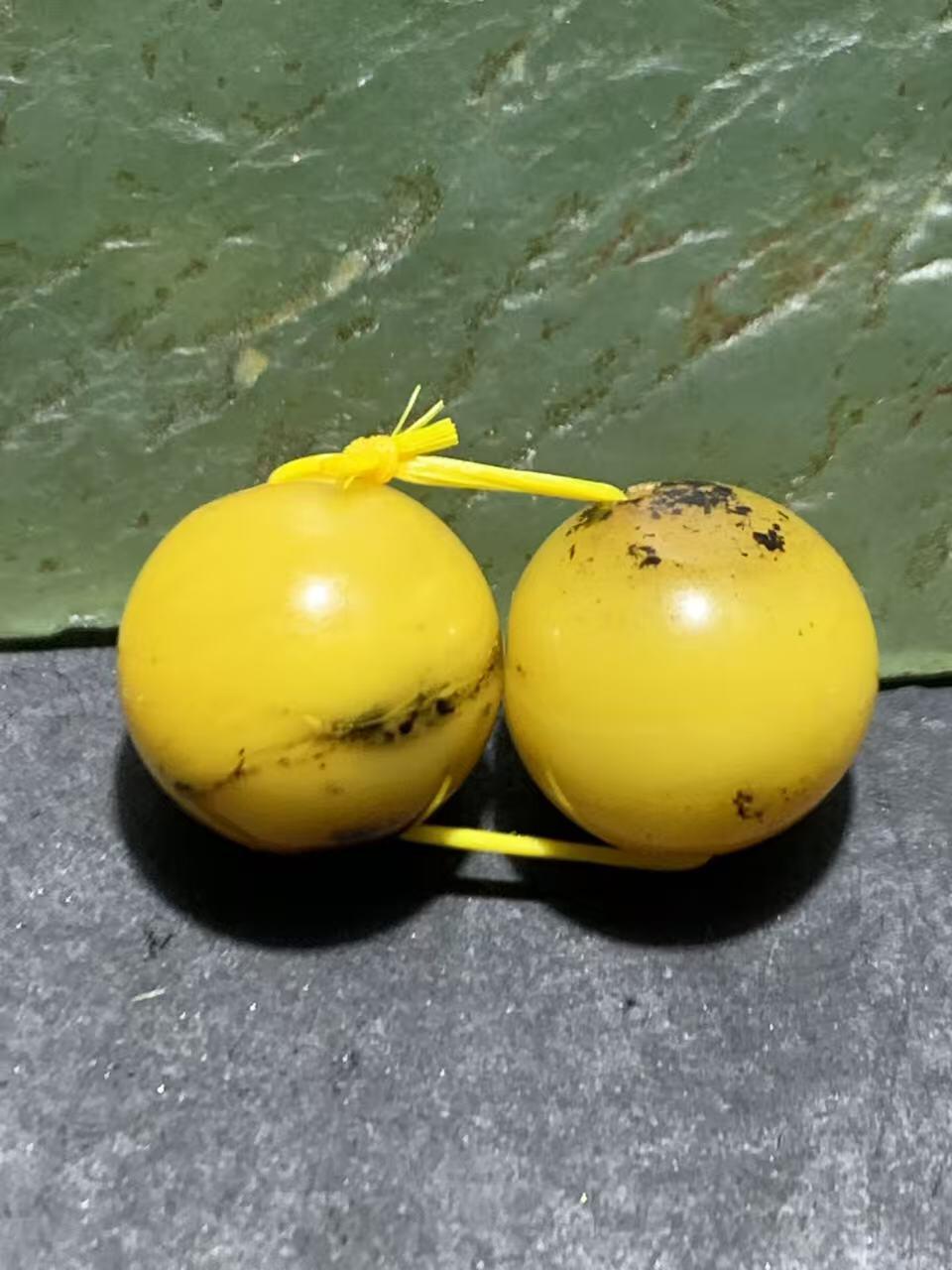 天然俄料蜜蜡通货圆珠一对