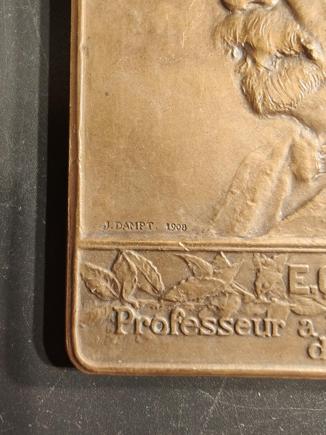 老王徽章第160期 法国巴黎医学院教授保罗•克努方形大铜章     尺寸78×68mm.    重量178.5g