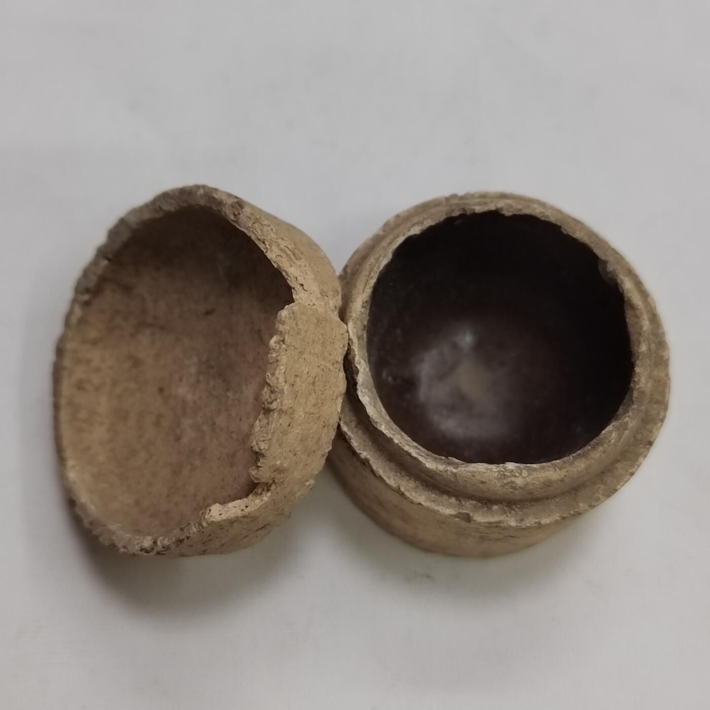 PCAI钱币4-579  古籍纸品小专场 膏盒