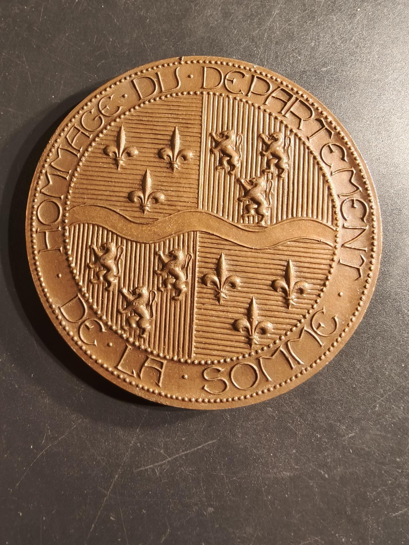 老王徽章第160期  法国索姆省议会大铜章     直径81mm.   重量224.8g