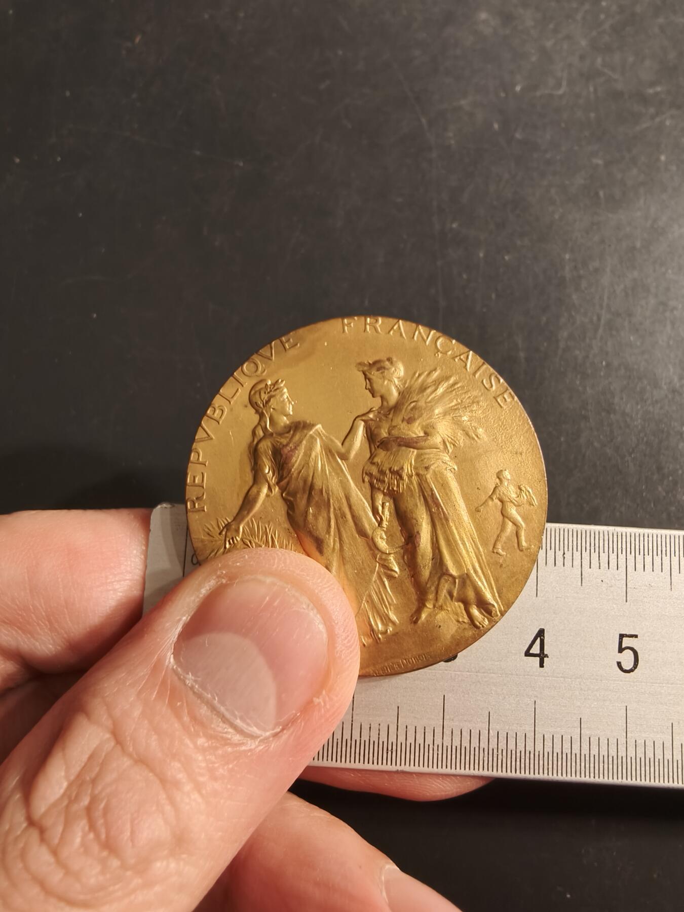 老王徽章第160期 法国农业竞赛单面镀金银章      950银镀金    亨利杜布瓦作品    直径41mm.    重量33.9g