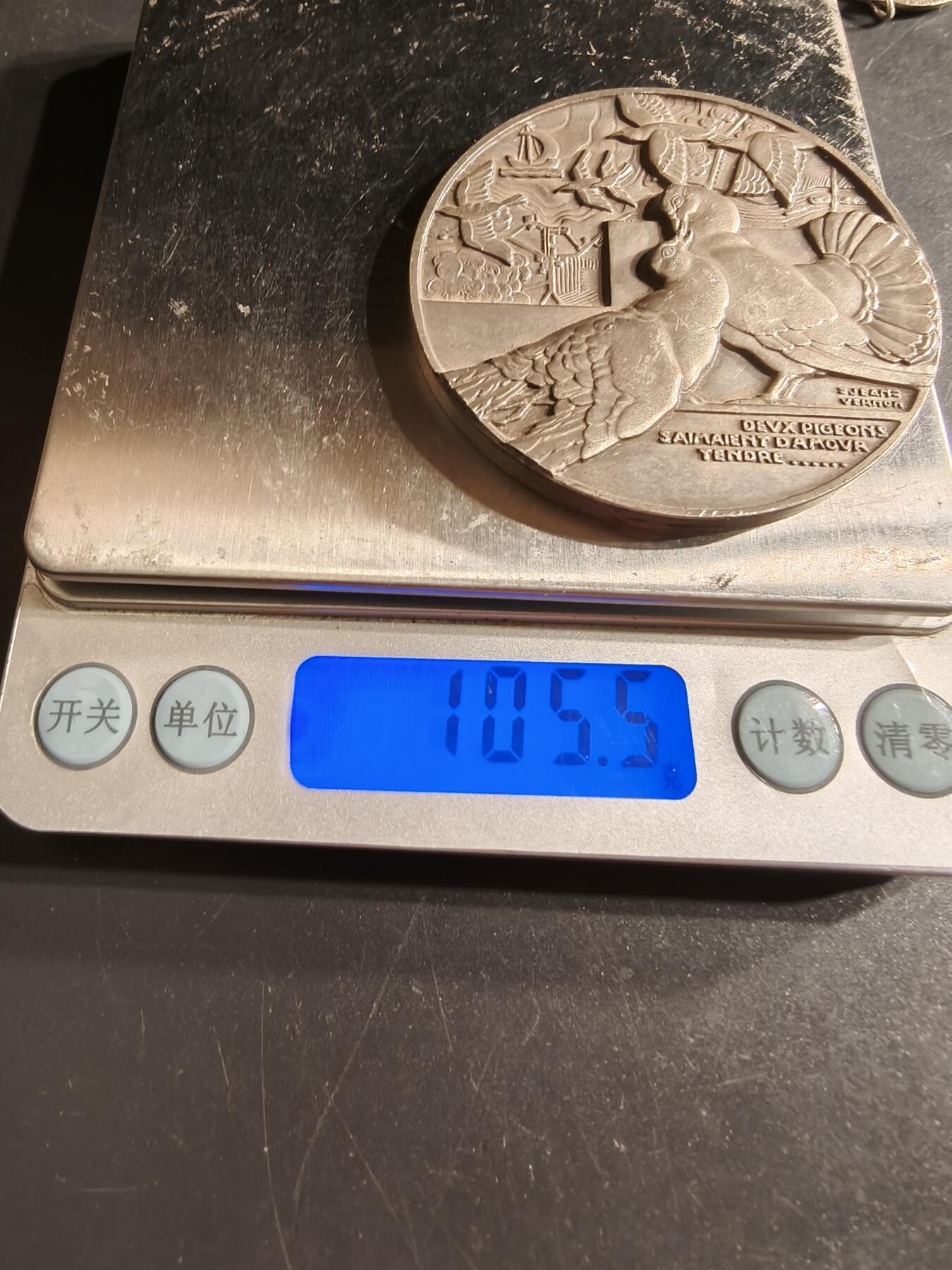 老王徽章第160期  法国“两只鸽子深情相爱”镀银大铜章     高浮雕     大师欧仁•维农作品     直径56mm.    重量105.5g