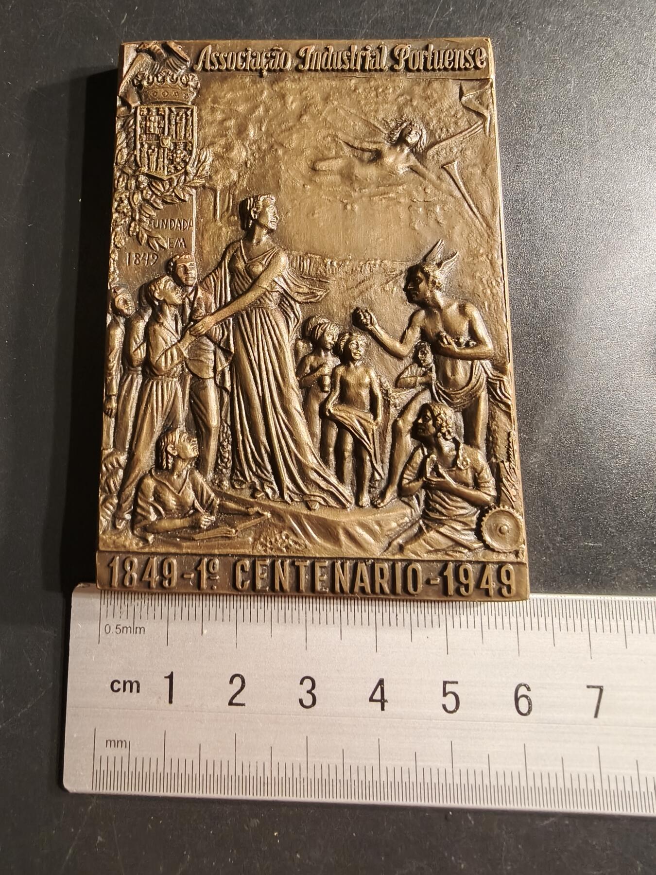 老王徽章第160期  葡萄牙工业协会百年方形大铜章      尺寸85×56mm.   重量240g.    