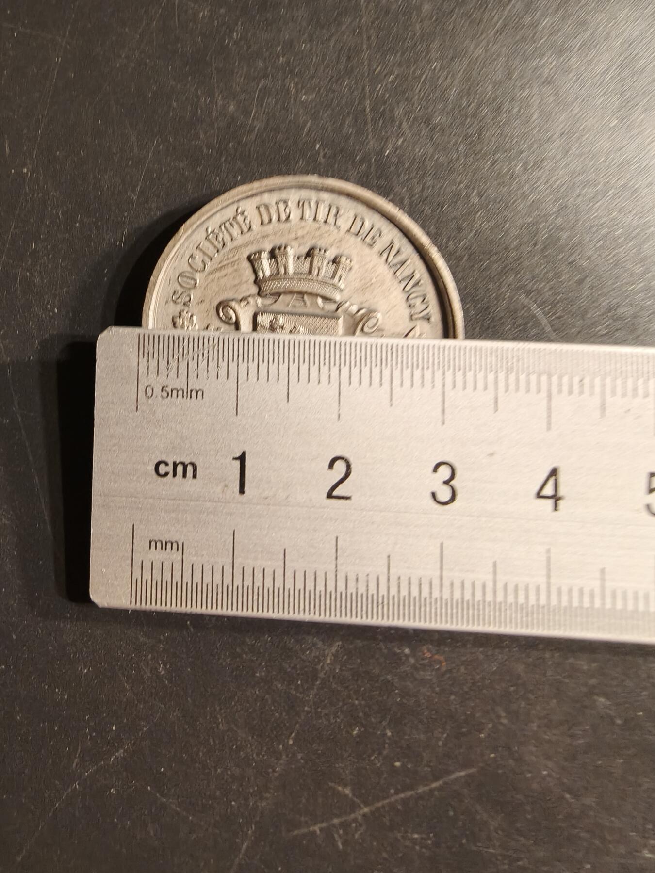 老王徽章第160期 法国南锡射击协会镀银铜章     直径32mm.   重量14.3g